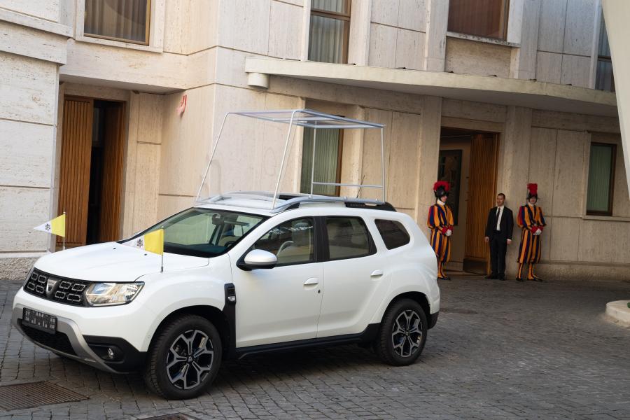  Dacia Duster Popemobile 2019 года  (фото 6 из 7)